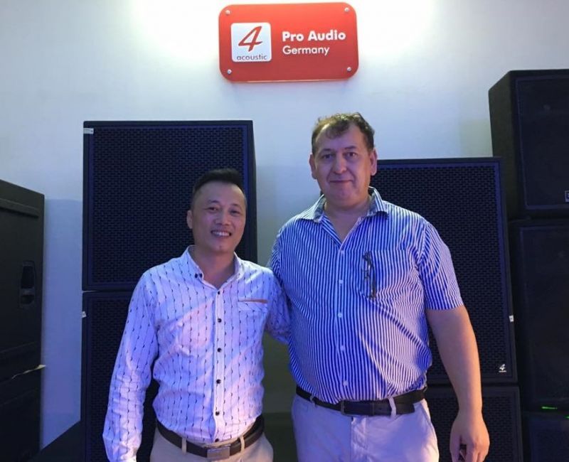    Chủ tịch tập đoàn 4 Acousitc Mr Deflet Risse và tổng giám đốc Nguyễn Như Hoàng – Hoàng Audio( phải sáng trái)