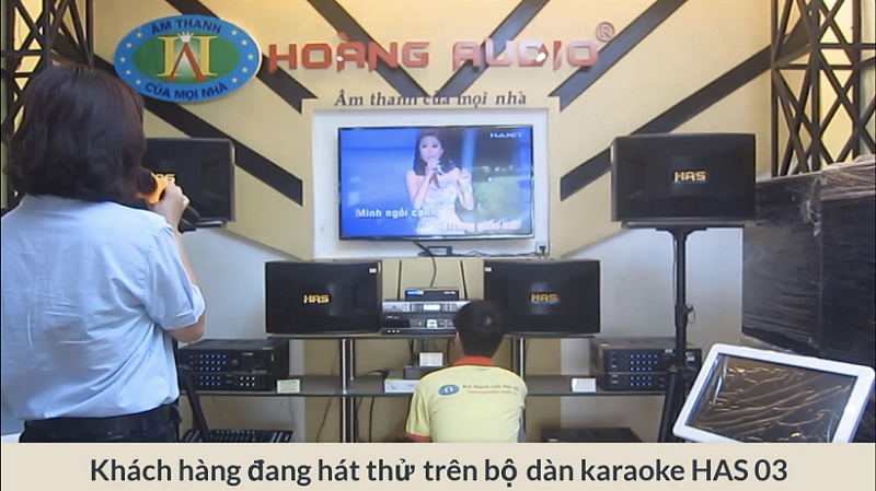 Cấu hình bộ dàn karaoke gia đình cùng khách hàng hát thử thực tế tại Hoàng Audio.